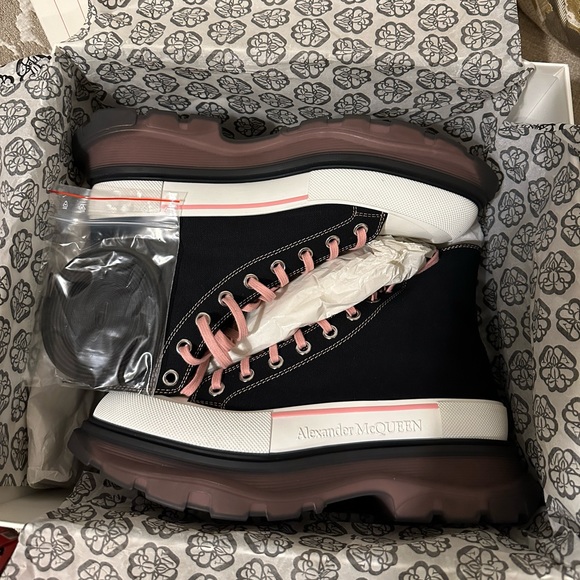 Authentic Alexander McQueen Brand New Tread Slick High Top Sneakers - Picture 4 of 14